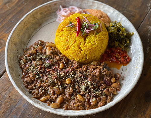 ひよこ豆の入ったたっぷりトマトで作る粗挽き鶏キーマカレー